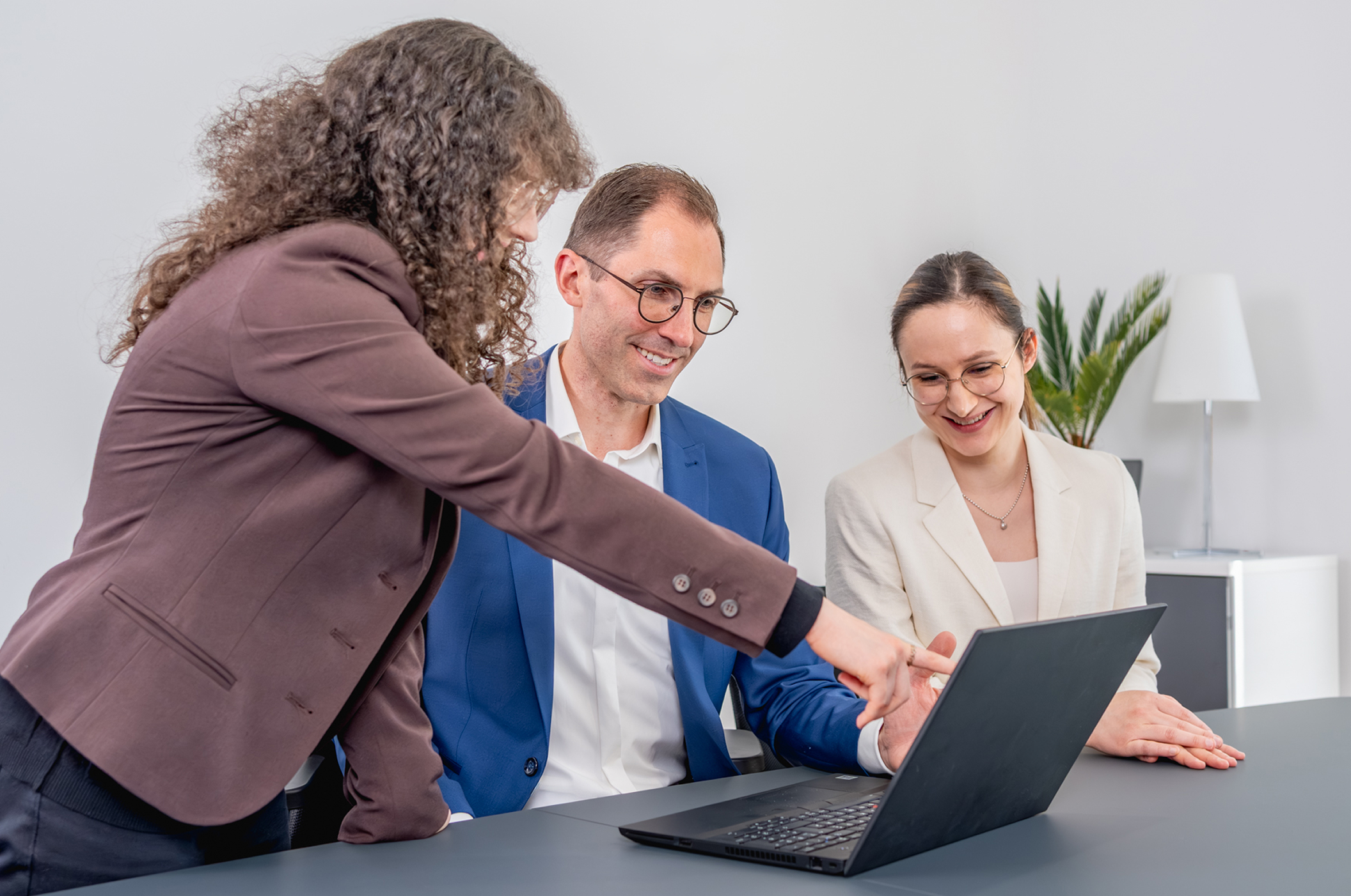 Besprechung im Team mit Notar Peter Gebhard