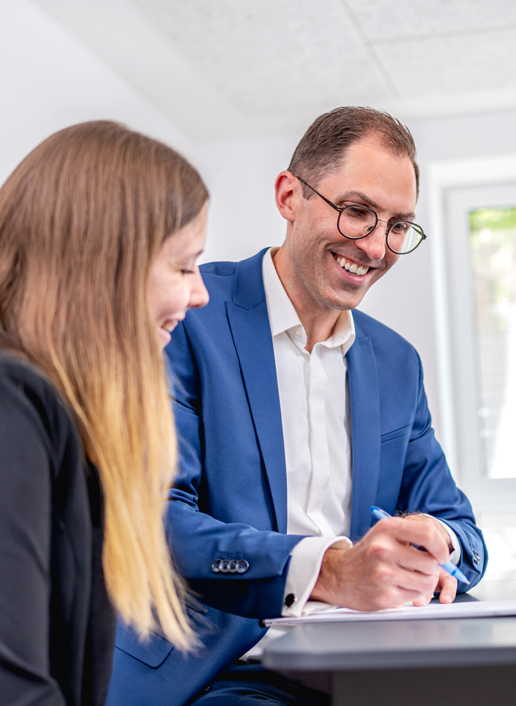 Notar Peter Gebhard im Gespräch mit Mandantinnen