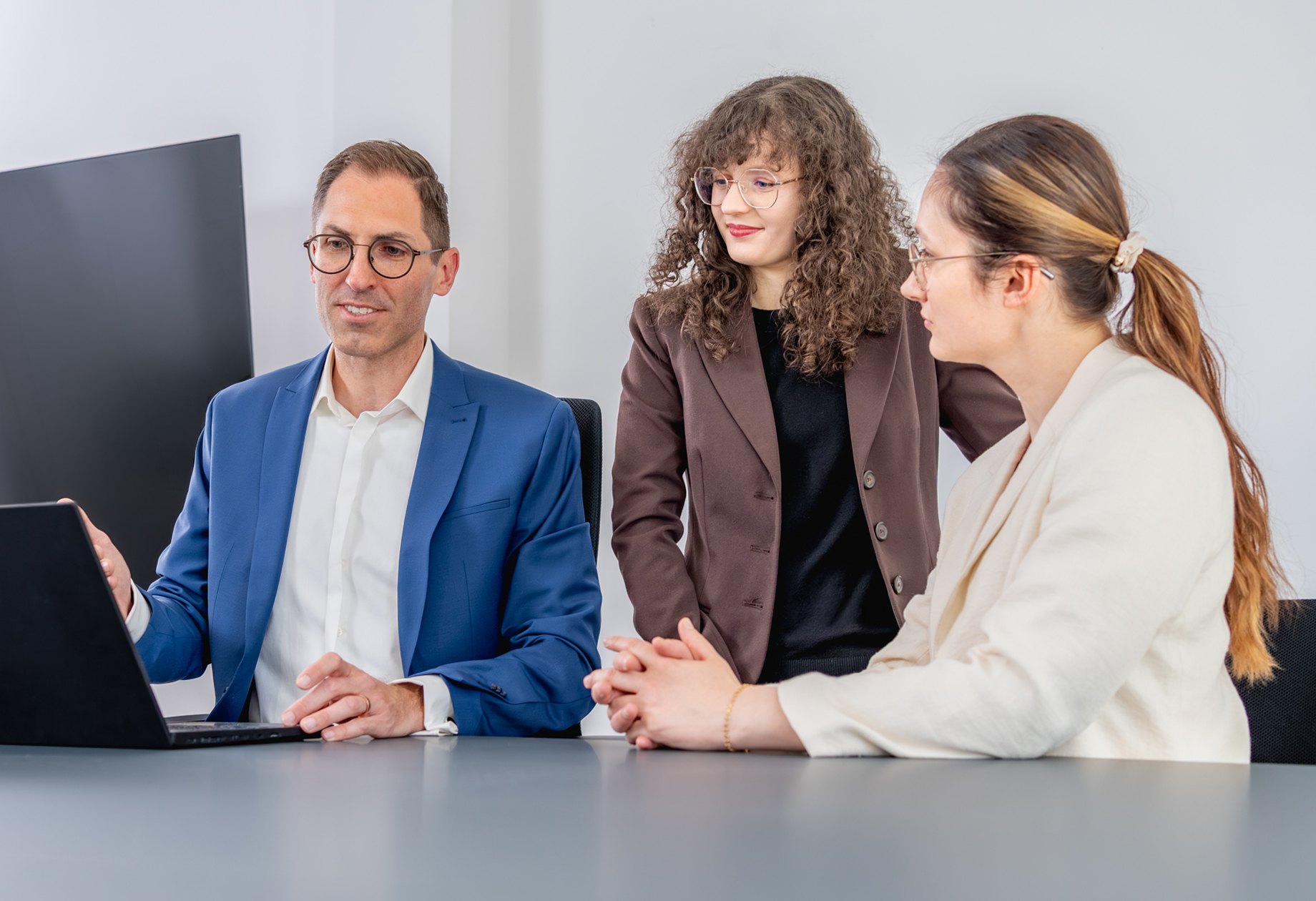 Notar Peter Gebhard im Gespräch mit Mandantinnen