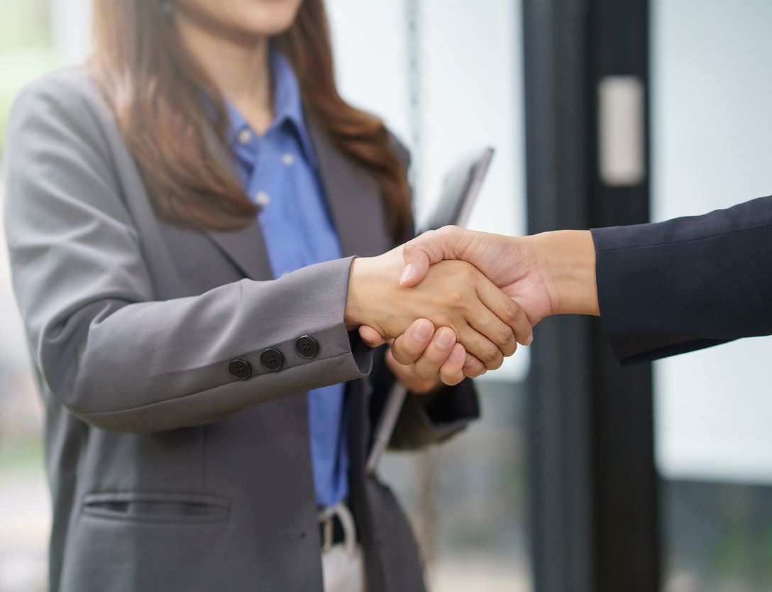 Handshake bei einem Bewerbungsgespräch