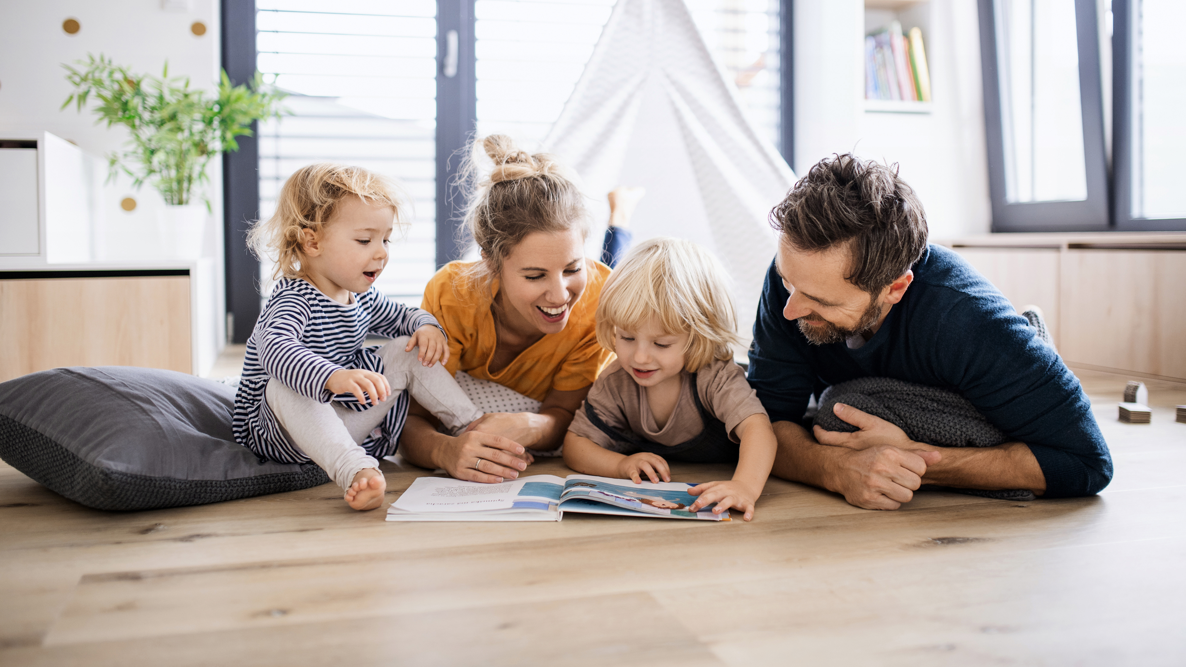 Familie auf dem Boden als Hintergrund für Familienrecht