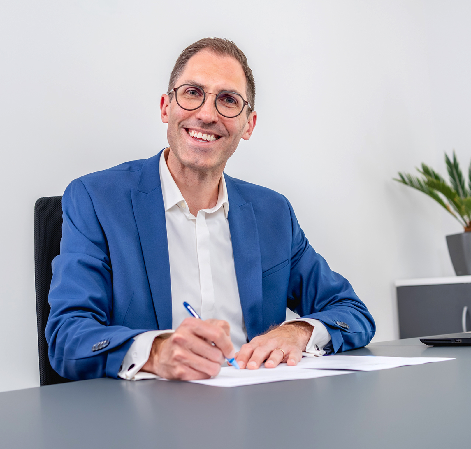Notar Peter Gebhard am Schreibtisch